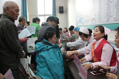 我院開展2017年“世界糖尿病日”義診講座志愿服務活動，提供專業健康咨詢